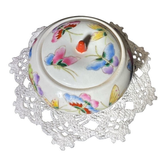 Small Asian trinkets dish with beautiful butterflies hand painted. - Picture 5 of 6